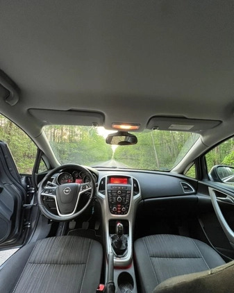 Opel Astra cena 26500 przebieg: 216000, rok produkcji 2011 z Grójec małe 137